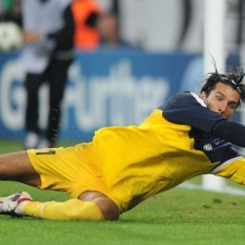 足彩网-现场直击国足印尼首训，伊万携教练组场边密谋，战术革新信号引关注